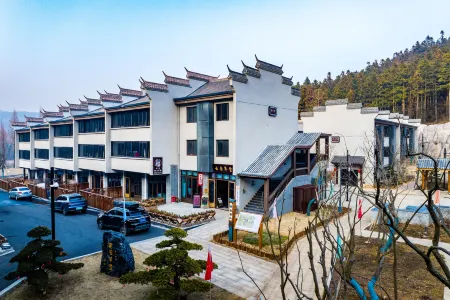 Yunju Mountain Scenic Area Yunju Caotang Homestay Отели рядом с достопримечательностью «Yunju (Cloud Home) Mountain»