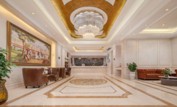 Vienna Hotel (Shenzhen Fuyong Metro Station)