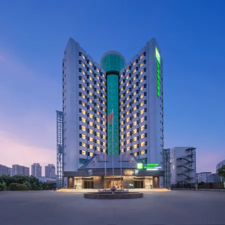 Holiday Inn Express ZHENGZHOU GARDEN ROAD by IHG Отели рядом с достопримечательностью «Хэнаньский факультет легкой промышленности (Yuan Tin Campus)»