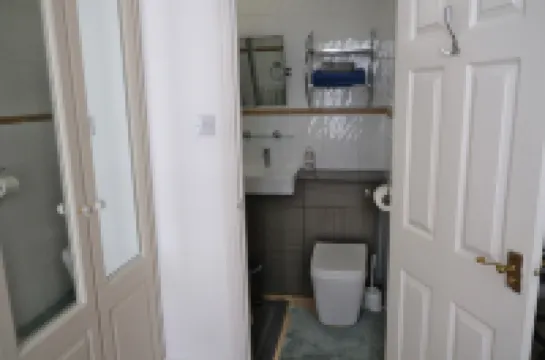 Lovely 1 Bedroom Apartment with Free Parking