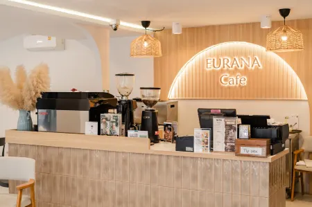 Eurana Boutique Hotel Отели рядом с достопримечательностью «S.W.A.T Chiang Mai»