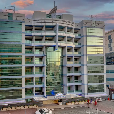 Howard Johnson Plaza by Wyndham Dubai Deira Отели рядом с достопримечательностью «Станция метро Union»