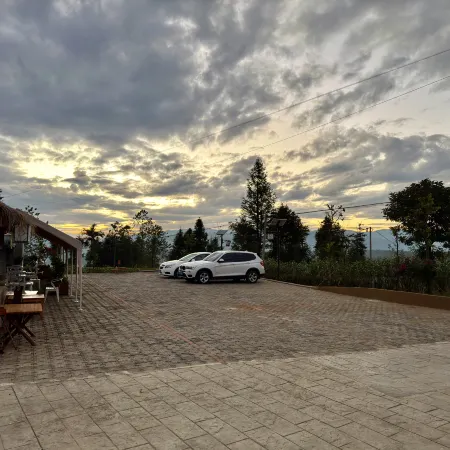 Yunbian Jiamu Hotel