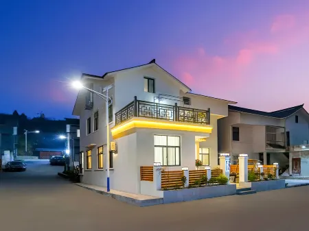 Fengyi Yaju Homestay (Wudangshan Scenic Area Ticket Office) Отели рядом с достопримечательностью «Wudang Mountains Ancient Building Complex»