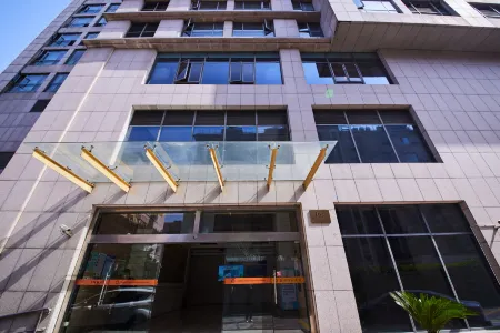 Orange Hotel (Shanghai Hongkou Football Stadium) Отели рядом с достопримечательностью «Shanghai Institute for Youth Administration»