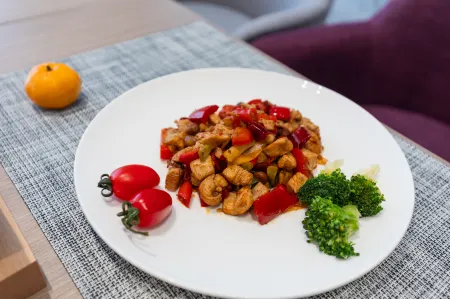 Lavande Hotel (Zhaotong Zhenxiong Hongxing International) Отели рядом с достопримечательностью «Chishuiyuan Square»