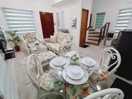 Vacation Home  near Airport and White Sand Beaches Отели рядом с достопримечательностью «Royal Palms 1 Panglao Island»