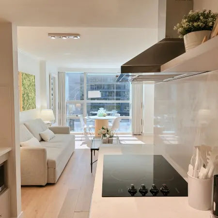Downtown Luxury Suite w/ Private Kitchen, Laundry, Parking Отели рядом с достопримечательностью «Район Страткона»