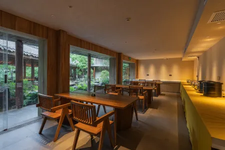 Wudang Mountain Xiaoyao Residence (Xiaoyao Valley Scenic Area Store) Отели рядом с достопримечательностью «Langmei Temple»