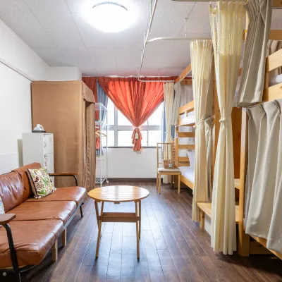 Almas Guest House Отели рядом с достопримечательностью «Мегами Охаши мост»