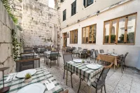 Hotel Peristil