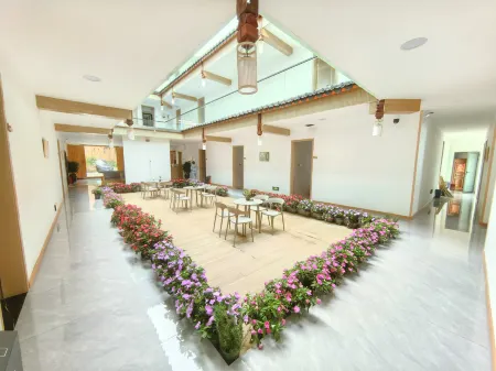 July Wild Luxury Resort · Puzhehei Отели рядом с достопримечательностью «Fairy Cave»