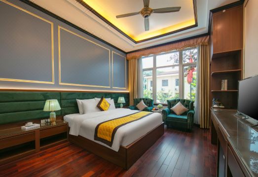 로열 호텔 & 스파의 모던한 로비 또는 스파 시설