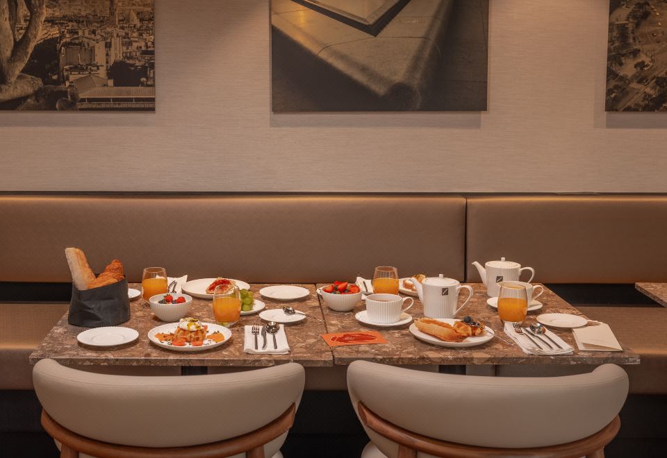 오텔 바르네 파리의 모던한 레스토랑 또는 바 공간