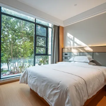Quanduo Light Luxury Hotel (Quannan Jianqiang Department Store)
