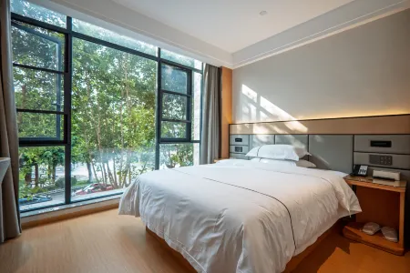 Quanduo Light Luxury Hotel (Quannan Jianqiang Department Store) Отели рядом с достопримечательностью «Quannanxian Library»