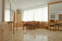 Hawaii Resort Family Suites Các khách sạn gần Pantai Marina