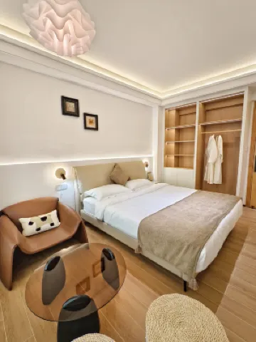 PLATINUM COLLAR SPACE