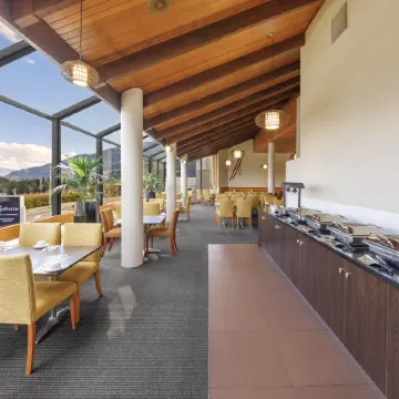 Copthorne Hotel and Apartments Queenstown Lakeview Отели рядом с достопримечательностью «Пивоварня Altitude Brewing»