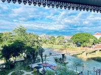 Intimate Riverside Resort Vang Vieng
