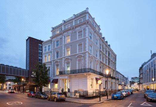 더 프라임 런던 호텔의 아늑한 객실 전경