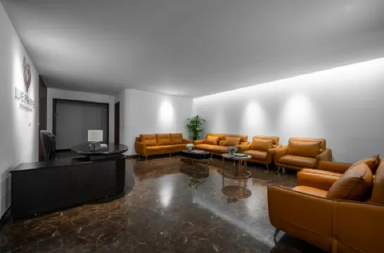 Luxe Paradise Premium Hotel Nguyen Khac Hieu Отели рядом с достопримечательностью «Мавзолей Хо Ши Мина»