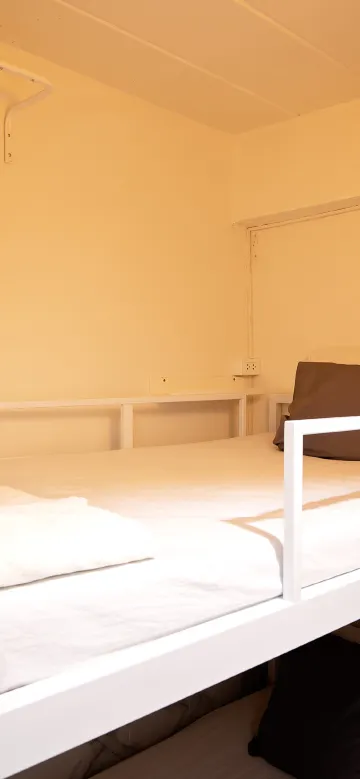 เตียงในห้องพักรวมชายหญิง