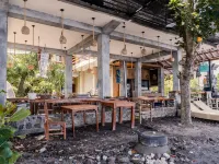 Amed Sari Beach Guesthouse Отели рядом с достопримечательностью «Пляж Амед»