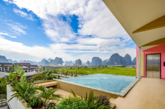 Biyuan Ting Luxury Homestay (Yangshuo Shili Gallery Yulong River Branch) โรงแรมใกล้หมู่บ้านเต่า