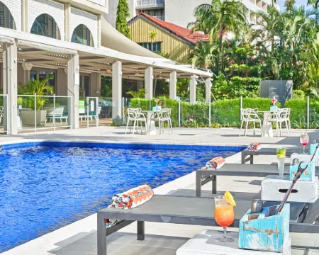 โรงแรมข้างฝั่งทะเล Cairns โรงแรมในแคนส์