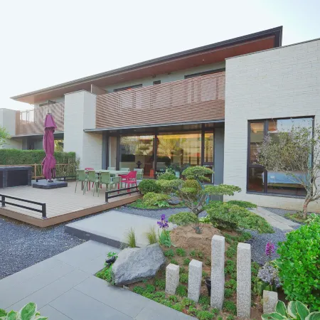 Lanjing Private Hot Spring Resort Villa with Double Pools, Jinshitan, Dalian