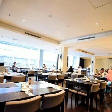 Samala Hotel Jakarta Cengkareng Отели рядом с достопримечательностью «Мол Таман Палем»
