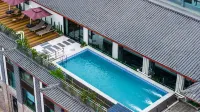 IntercityHotel Lijiang Ancient Town and Great Water Wheel - مسبح على السطح