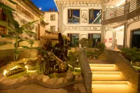 Yunqi Classic Bai Homestay (Weishan Ancient City)