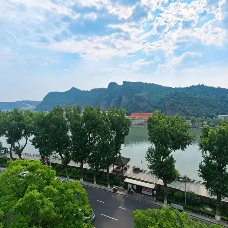 Weiyue Fengtin Hotel (Chengde Mountain Resort)