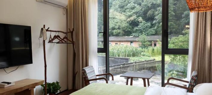 A Courtyard by the Roadside Hotels in Nanjiang