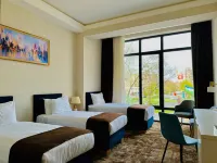 Garnet Mir Airport Hotel - マウンテンビュー