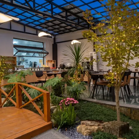 Heji Hotel (Panzhou Donghu Park Hongguo Small Square)