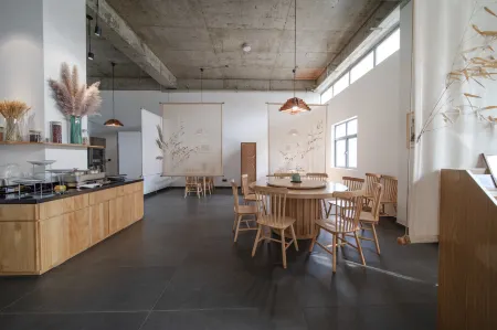 Ningbo Jianjie Meditation House (Fenghua Xikou Scenic Spot Buddhist Academy Store) Отели рядом с достопримечательностью «Sanyintan (The Three Hidden Pools)»