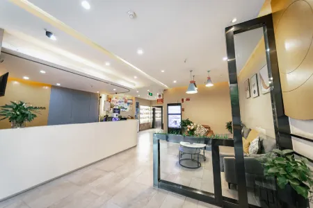 Home Inn Huayi Hotel (Xichang Aerospace Avenue Moon Lake Wetland Park Branch) Отели рядом с достопримечательностью «Sichuan Applied Technical College»