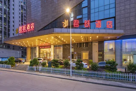 Monarch Hotel Отели в г. Лоян