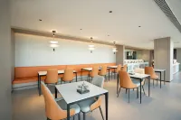 Yuewutong Hotel (Xuchang Cao Wei Ancient City Fat Donglai Renmin)