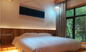Luhe. Luoxi Valley Homestay;