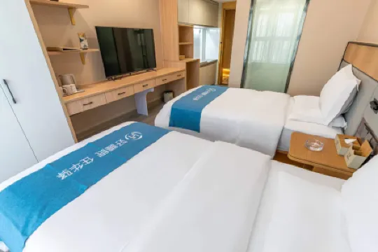 UP HuaYi Collection Hotel (Urumqi South Railway Station) Отели рядом со станцией Wulumuqi South Railway Station