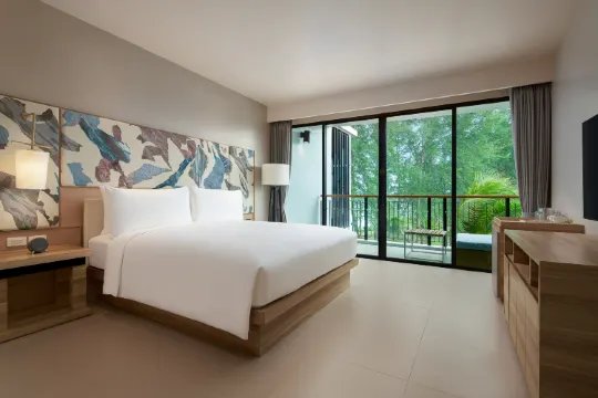 ห้องสวีทแบบหนึ่งห้องนอนพร้อมวิวบางส่วนของทะเล เตียงคิงไซส์ 1 เตียง และระเบียง