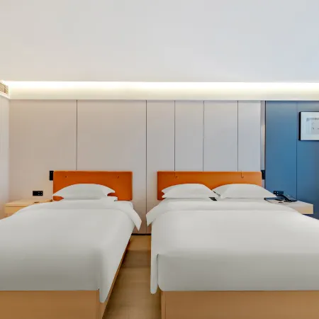 Qiwuyunshang Hotel (Chaohu High-Speed Rail East Station Yuemei Plaza)