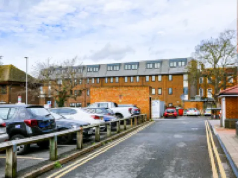Hybrid Resi - Cheam, Sutton Near Wimbledon with Onsite Car Parking Hotels in Sutton