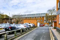 Hybrid Resi - Cheam, Sutton Near Wimbledon with Onsite Car Parking Hotel a Sutton