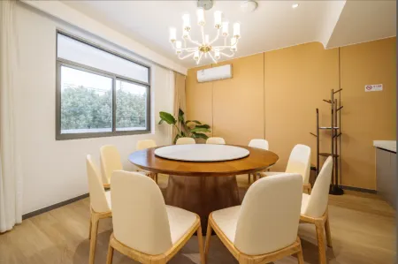 Floral Hotel·Yidao Chengxuan Hotel (Shanghai Zhujiujiao Branch, Qingpu)) Отели рядом с достопримечательностью «Shanghai University of Political Science and Law»