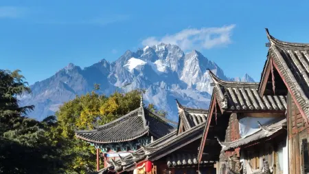 Golden Dragon's Mountain Glow Inn Отели в г. Лицзян